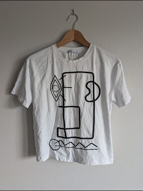 Zara Tee with Black Abstract Line Graphic